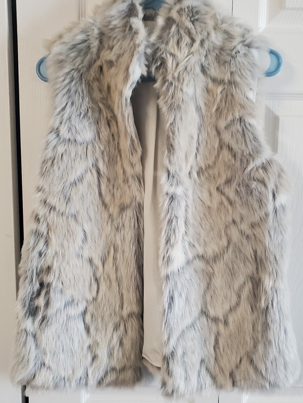 JACK BY BB DAKOTA SMALL FAUX FUR VEST. GRAY WHUTE ANIMAL PRINT